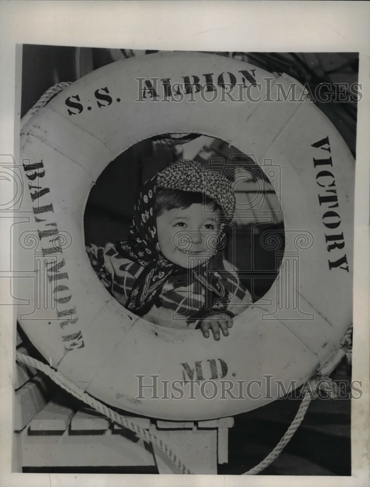 1946 Press Photo Leon Padureleanu looking through a life preserver - Historic Images