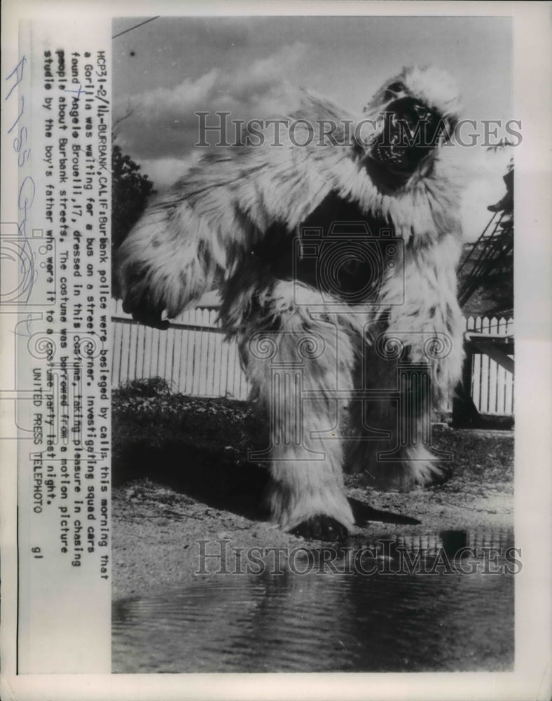 1954 Press Photo Police called due to student wearing a Costumer Scaring People - Historic Images