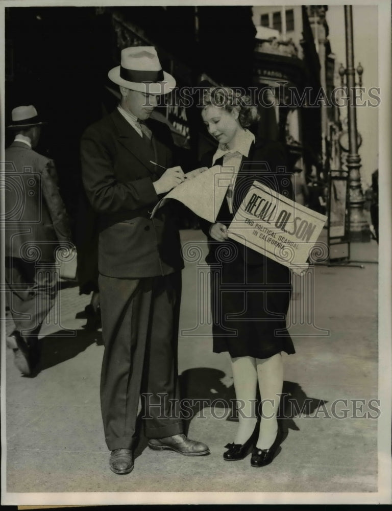 1940 Press Photo Dorothea Bishop gets signatures on San Francisco Street - Historic Images