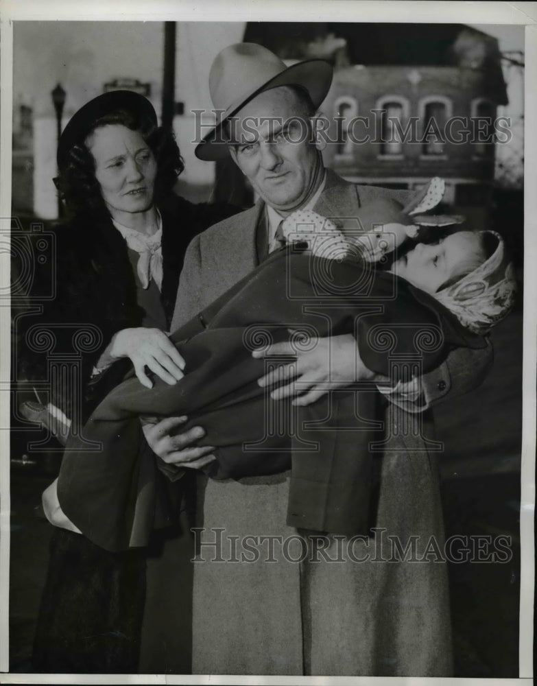 1951 Press Photo Mr. and Mrs. R.R.Otwell with their daughter, Dorothy Ann - Historic Images