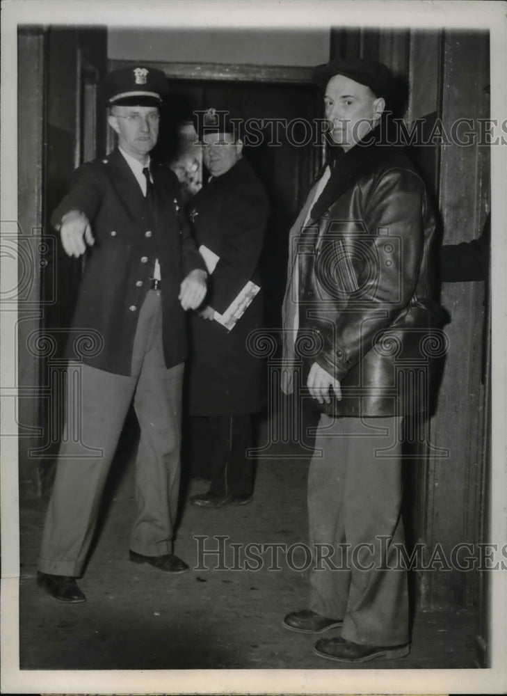 1947 Press Photo Daniel McGeoghegan is directed by Englewood station policemen - Historic Images