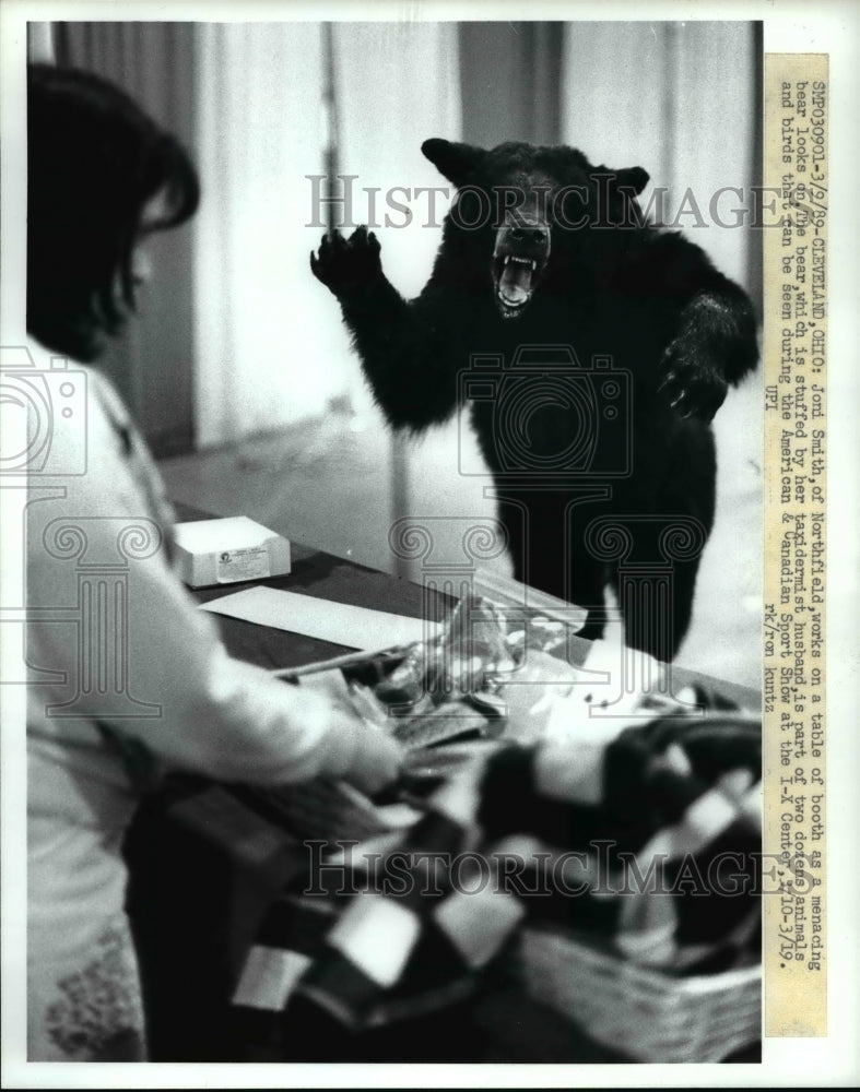 1989 Press Photo Joni Smith working on the stuffed bear - Historic Images