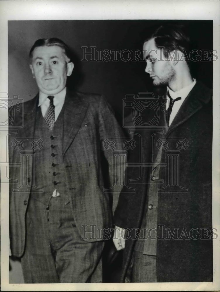 1946 Press Photo Eugene Leroy Perry Arrested by United States Marshal John Leahy - Historic Images