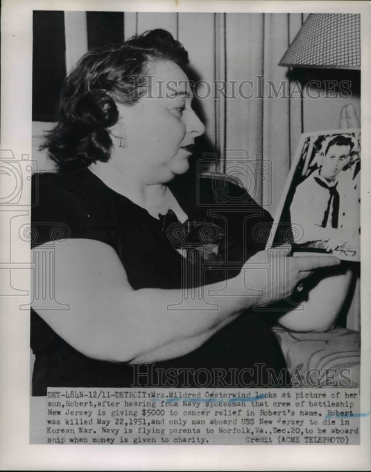 1951 Press Photo Mrs. Mildred Oesterwind  looking at a picture of her son - Historic Images