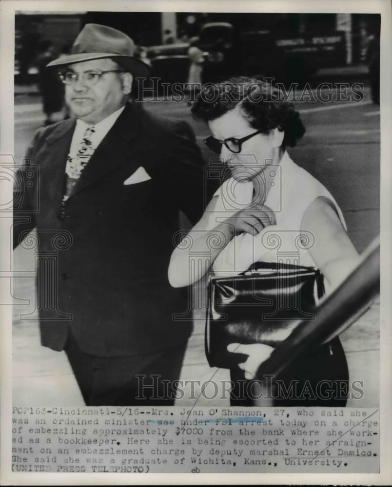 1952 Press Photo Mrs. Jean O&#39;Shannon under FBI arrest - Historic Images