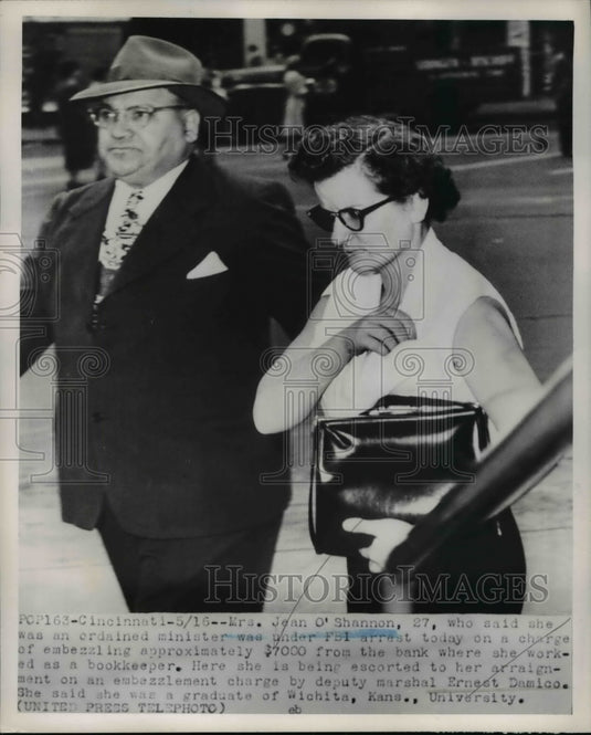1952 Press Photo Mrs. Jean O'Shannon under FBI arrest - Historic Images