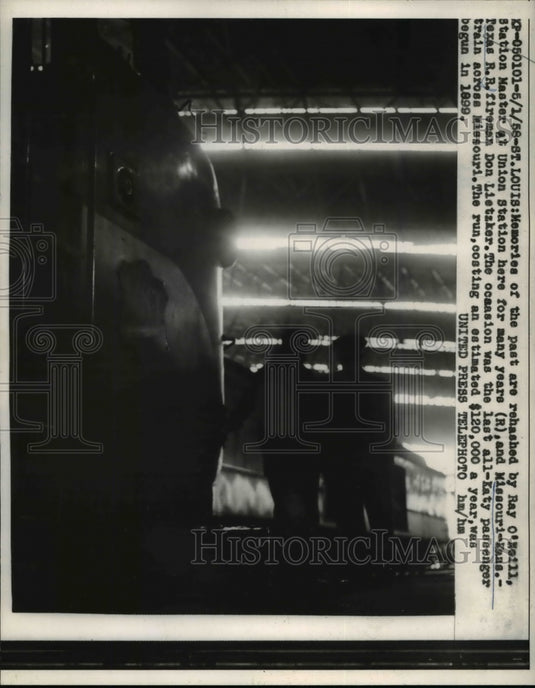 1958 Press Photo Ray O'Neill & Missouri-Kansas-Texas R.R. fireman Don Liestzker - Historic Images