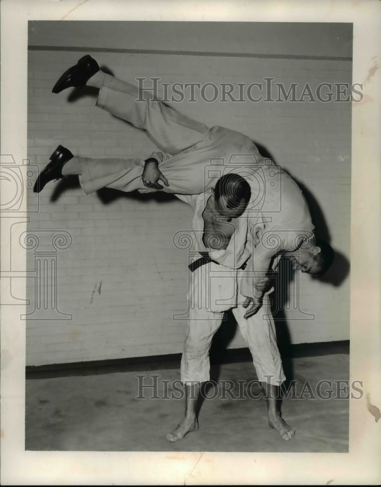 1954 Press Photo Ken O'Connel thrown by Bill Gavel on a judo match - Historic Images