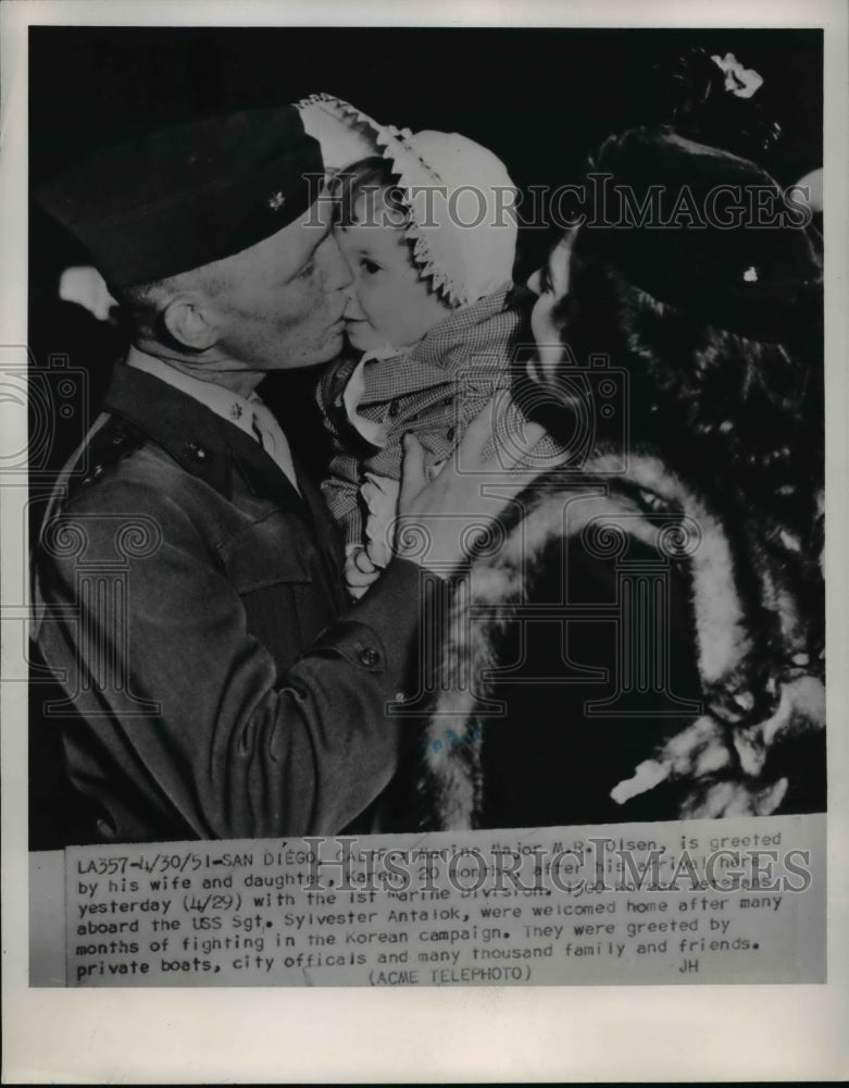 1951 Press Photo Major M.R.Olsen with his wife and daughter, Karen - Historic Images