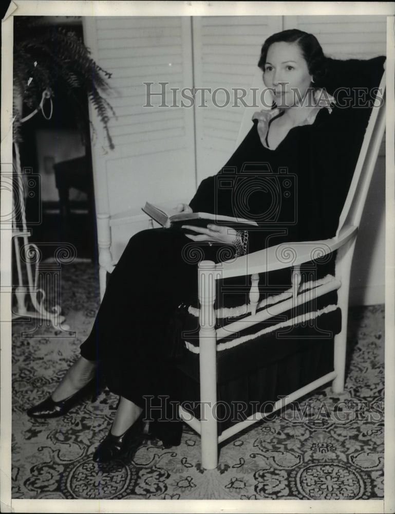 1935 Press Photo Geraldine Louise Ott as she poses for a picture - Historic Images