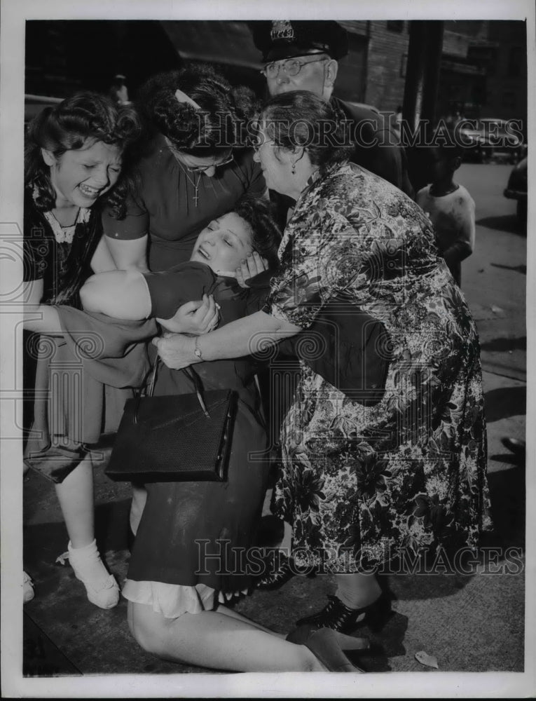 1944 Press Photo Carmella Jablonaski collapses after hes husband held in prison - Historic Images