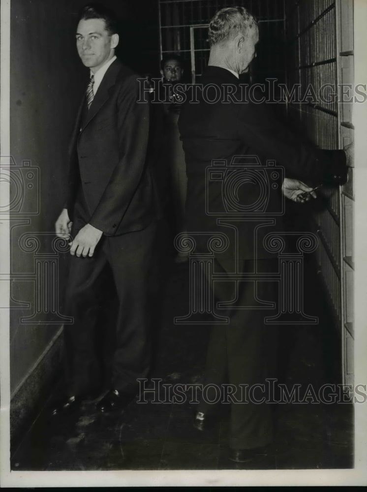 1935 Press Photo Manderville Zenge leaving his cell for court in Chicago - Historic Images