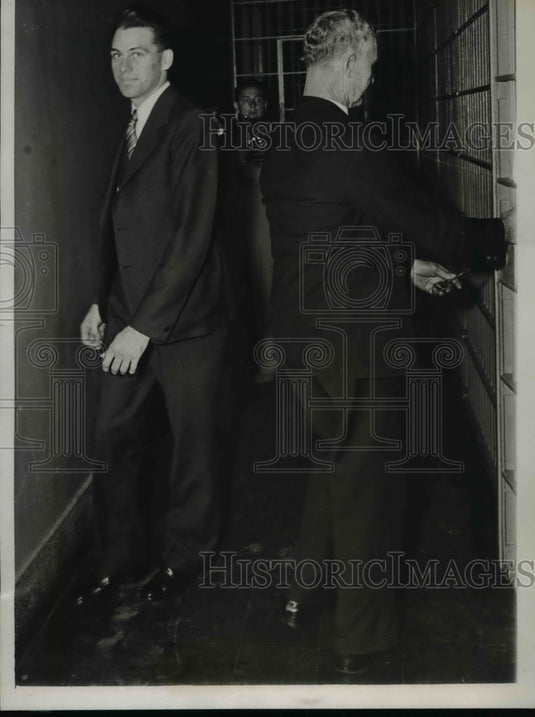 1935 Press Photo Manderville Zenge leaving his cell for court in Chicago - Historic Images