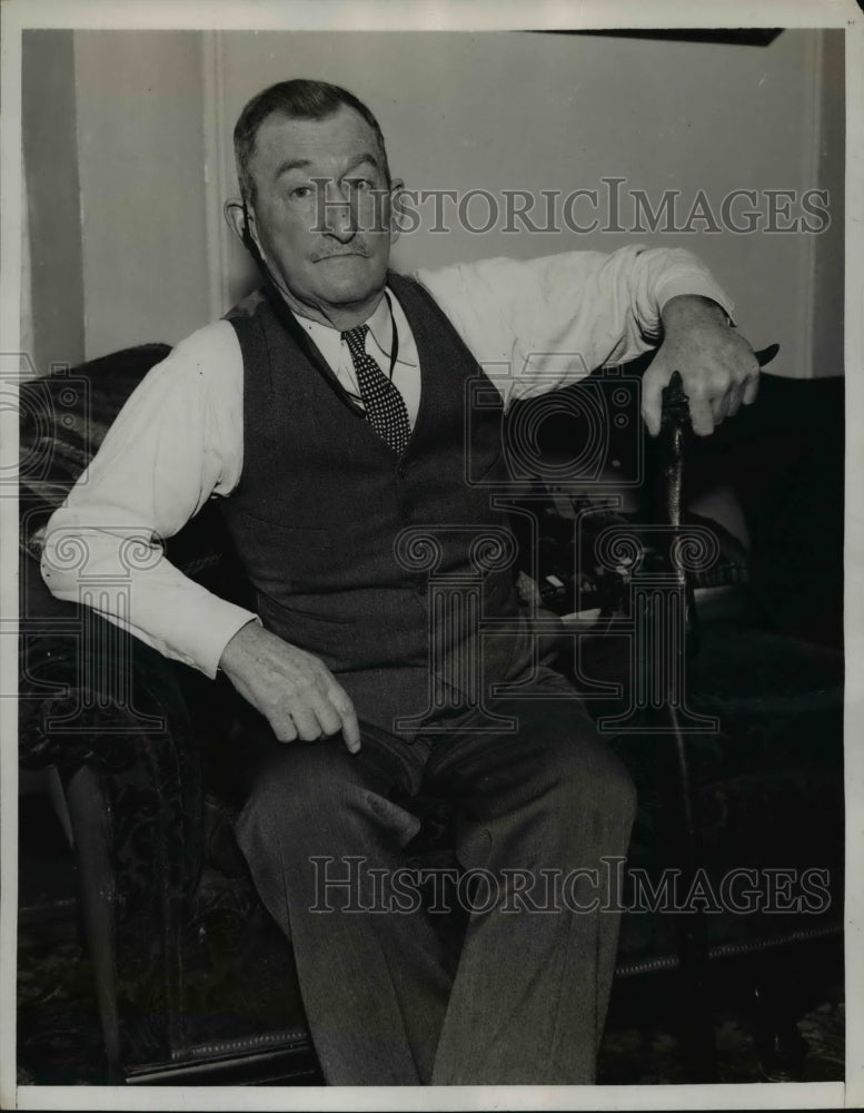 1935 Press Photo Malachi O&#39;Malley with his left handed cane - Historic Images