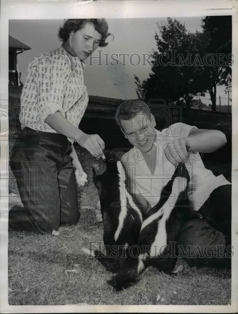 1955 Press Photo Robert Tupper and Joanne feeding pair of skunks - Historic Images