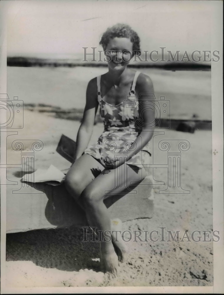 1935 Press Photo Mrs. Ralph Oberton at the Miami Beach for the winter season - Historic Images