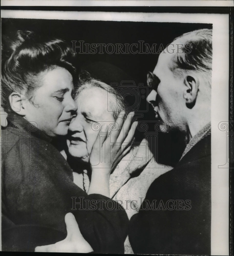 1953 Press Photo Inge Brenner, kidnapped by Russians, returns with mother - Historic Images