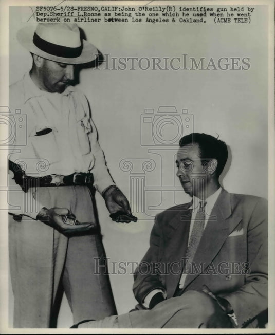 1950 Press Photo John O'Reilly identifies gun held by Deputy Sheriff L. Ronne - Historic Images