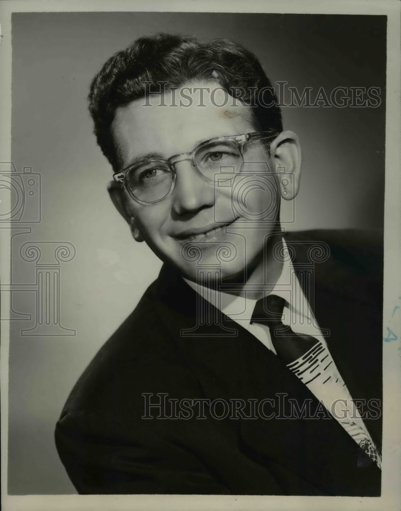 1951 Press Photo Producer and announcer of CBS Paul Oliphant - Historic Images