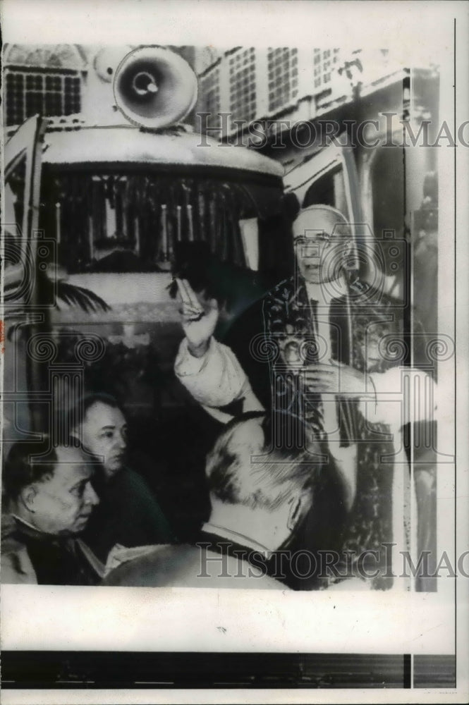 1956 Press Photo Pope Pius XII blesses a mobile chapel and priests - Historic Images