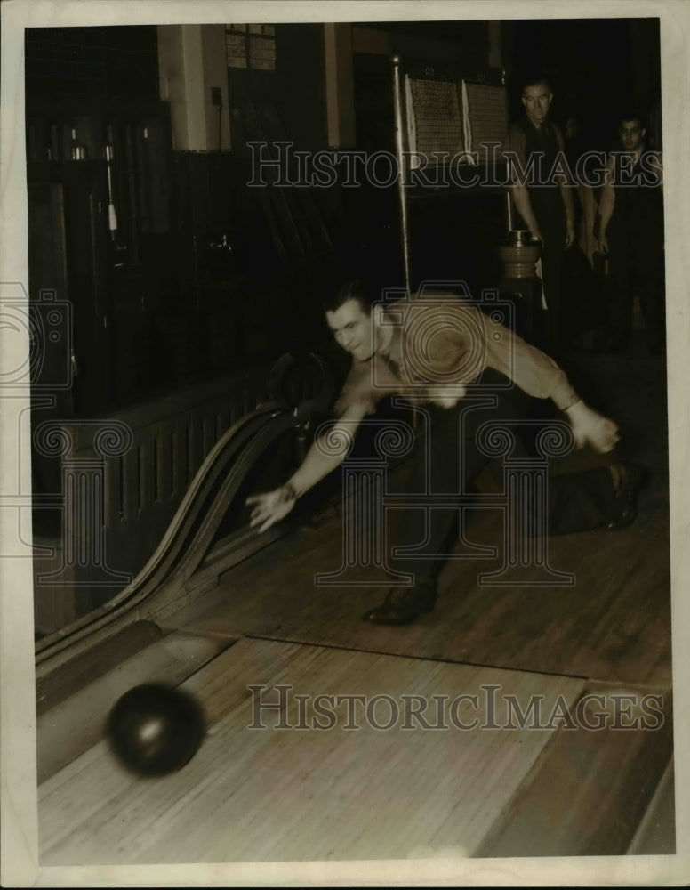 1939 Press Photo Doug Peden, Canadian basketball player, bowling - Historic Images