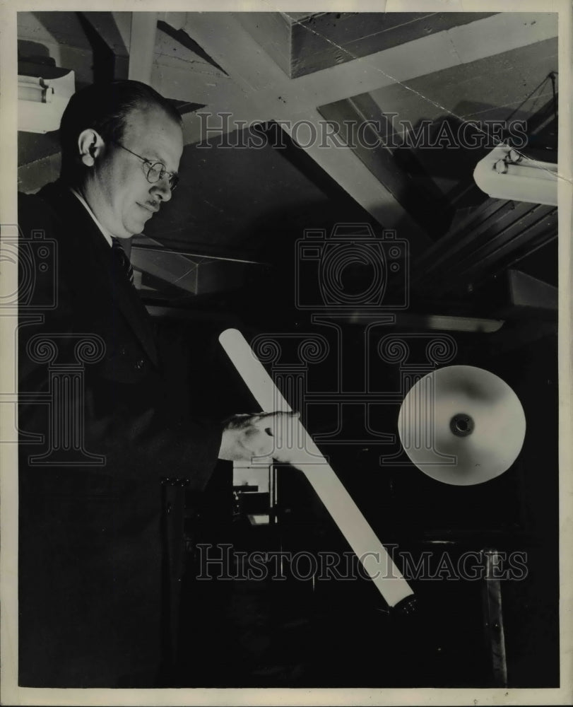 1945 Press Photo Dr. J.A. Hutcheson Holding Fluorescent Tube in Laboratory - Historic Images