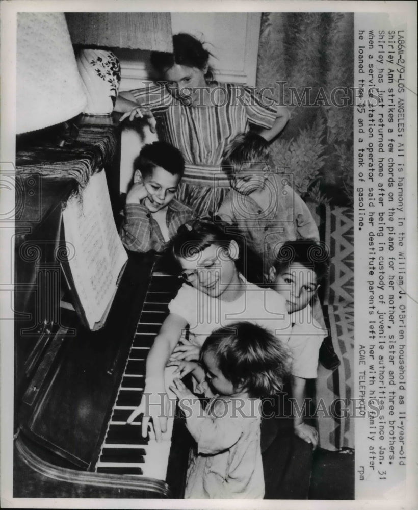 1951 Press Photo William J. O&#39;Brien and family playing the piano - Historic Images