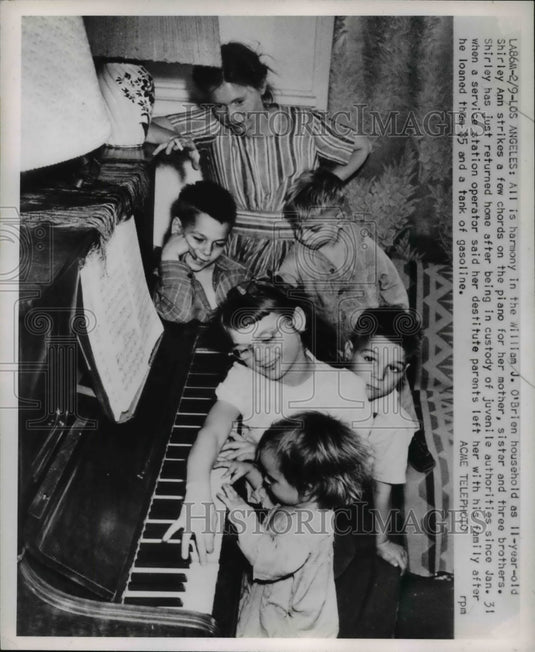 1951 Press Photo William J. O'Brien and family playing the piano - Historic Images