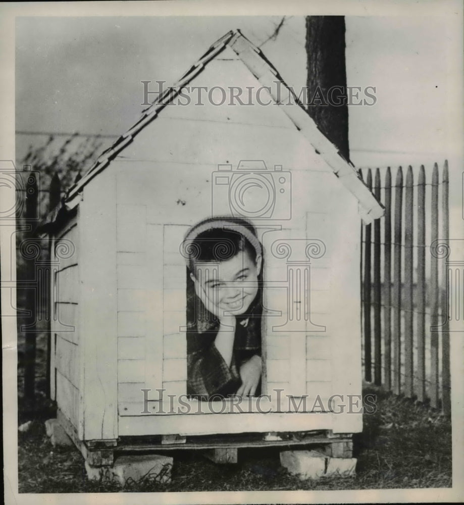 1951 Press Photo Tommy Williams grins inside dog house - Historic Images