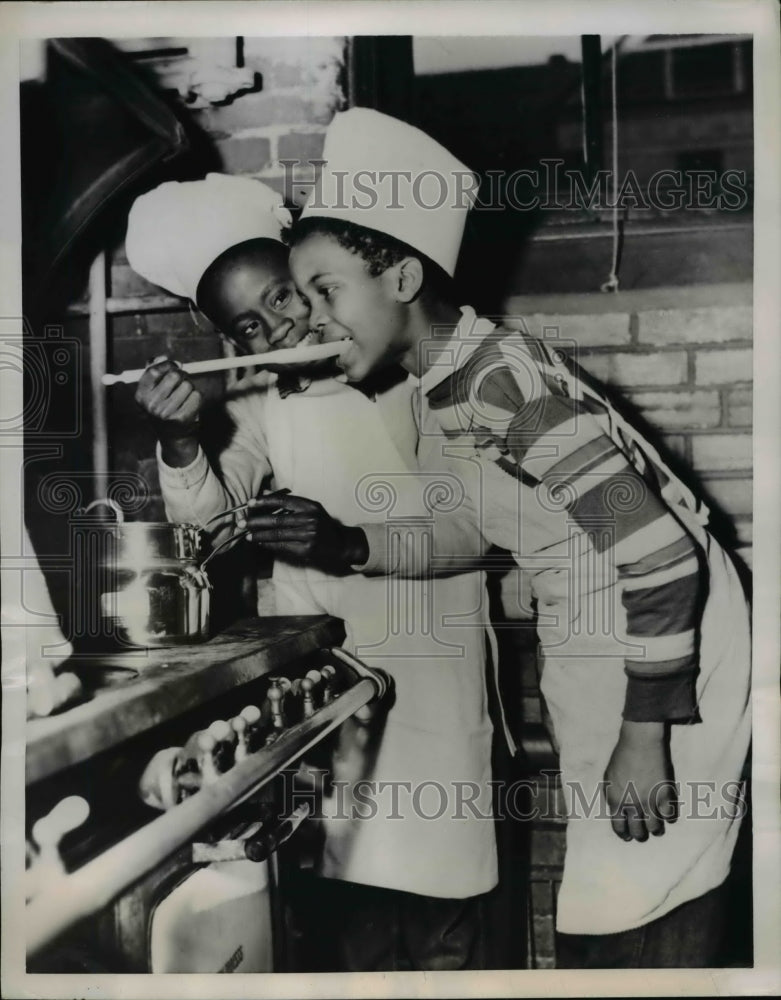 1951 Press Photo James Oglesby tastes Tommy Vaugh&#39;s broth - Historic Images