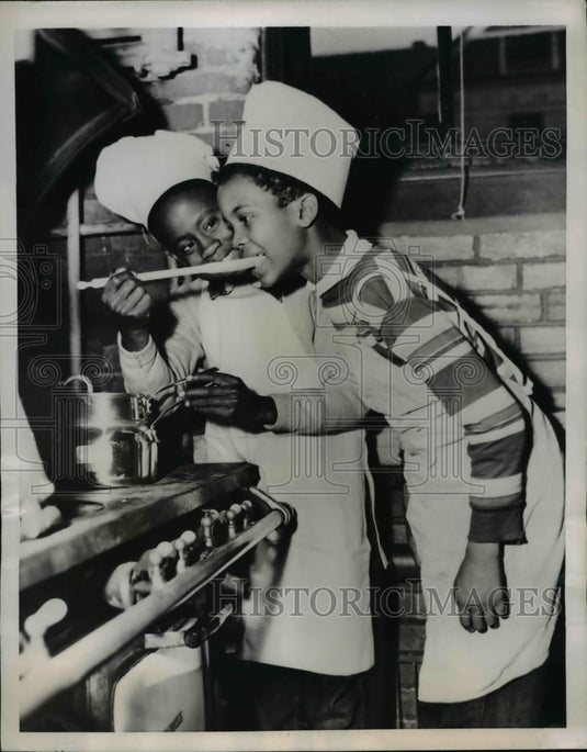 1951 Press Photo James Oglesby tastes Tommy Vaugh's broth - Historic Images