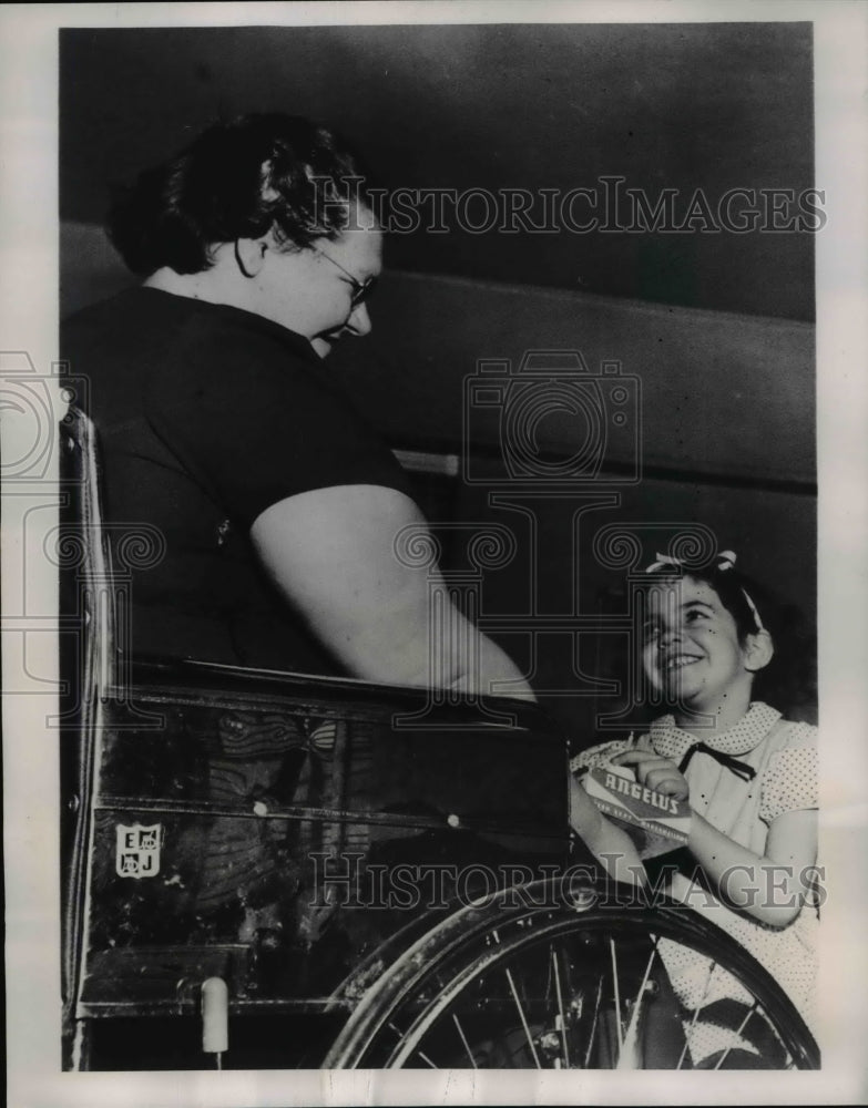 1954 Press Photo A polio victim mother, Mrs. McCabe with her daughter, Bonnie - Historic Images