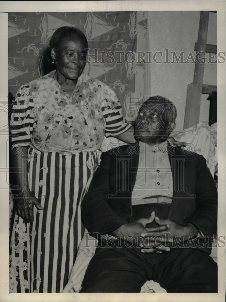 1945 Press Photo Willim Henry McPhailen, clergyman  with his bride, Cornelia - Historic Images