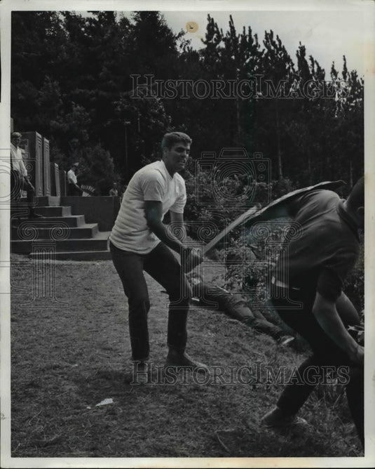 1970 Press Photo Michael McClue and Roger Gaver swinging lusty staves - Historic Images