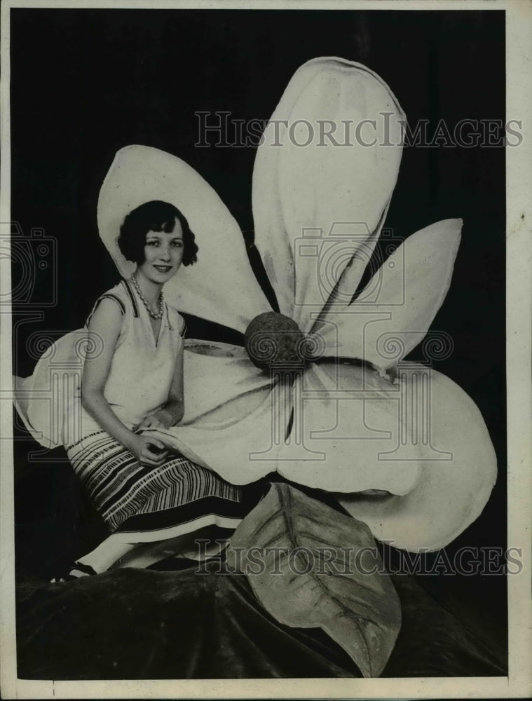 1925 Press Photo Mary McIntyre with a huge magnolia blossom - Historic Images