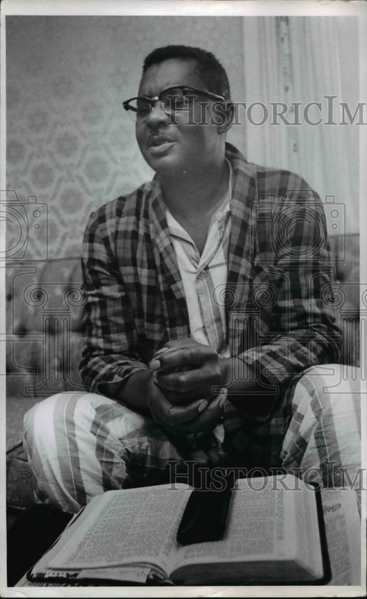 1969 Press Photo Nathaniel Brown praying for the Lee Seville public housing - Historic Images