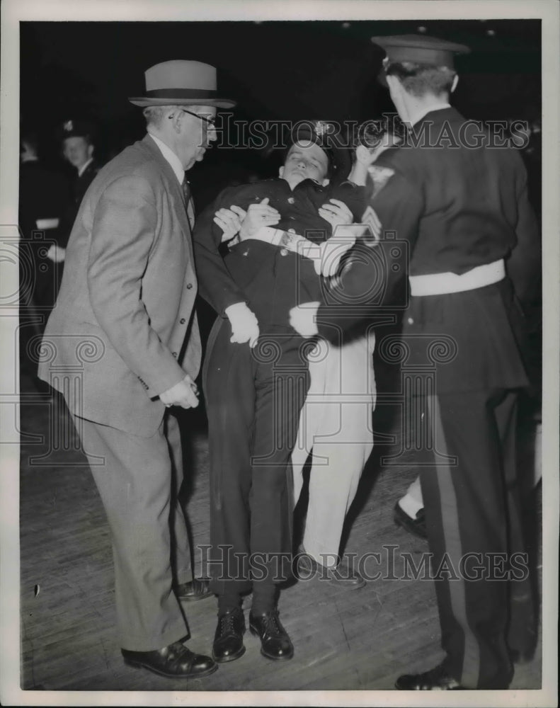 1953 Press Photo Washington DC Kenny McNay of Anacostia High school fainted - Historic Images