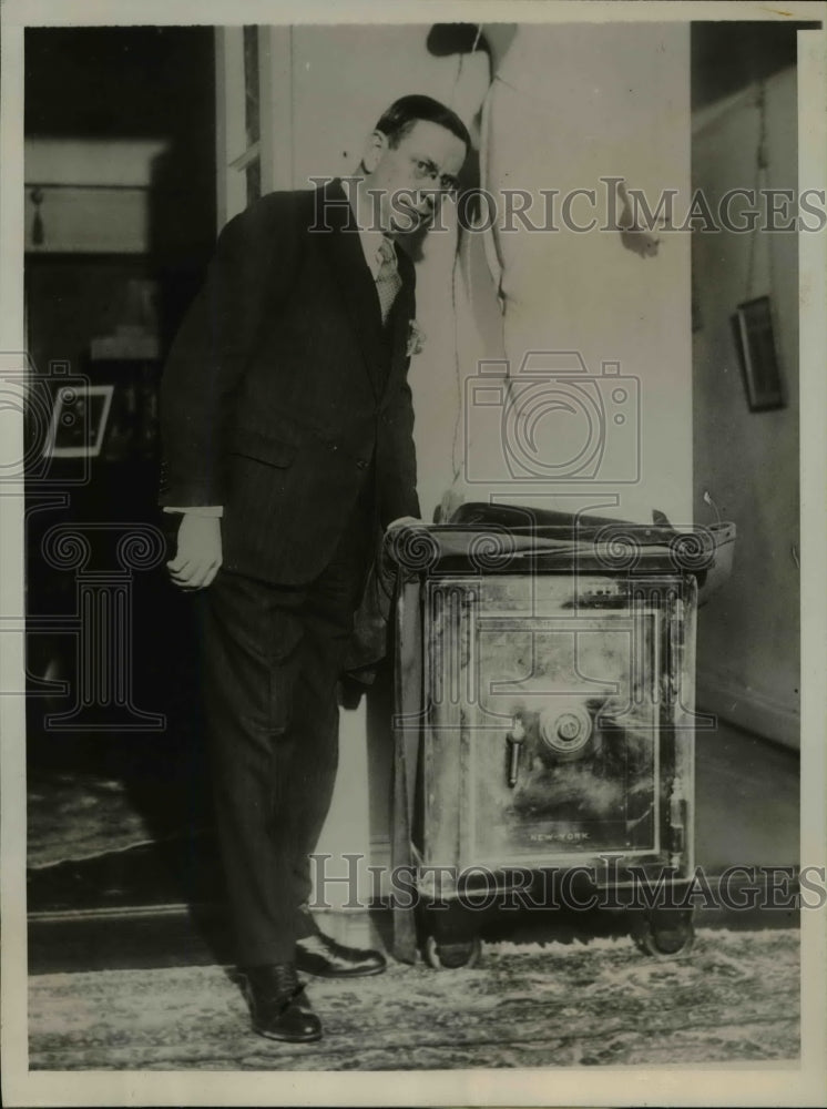 1930 Press Photo C.F. Zittel in front of the safe box rob by armed gunmen at N.Y - Historic Images