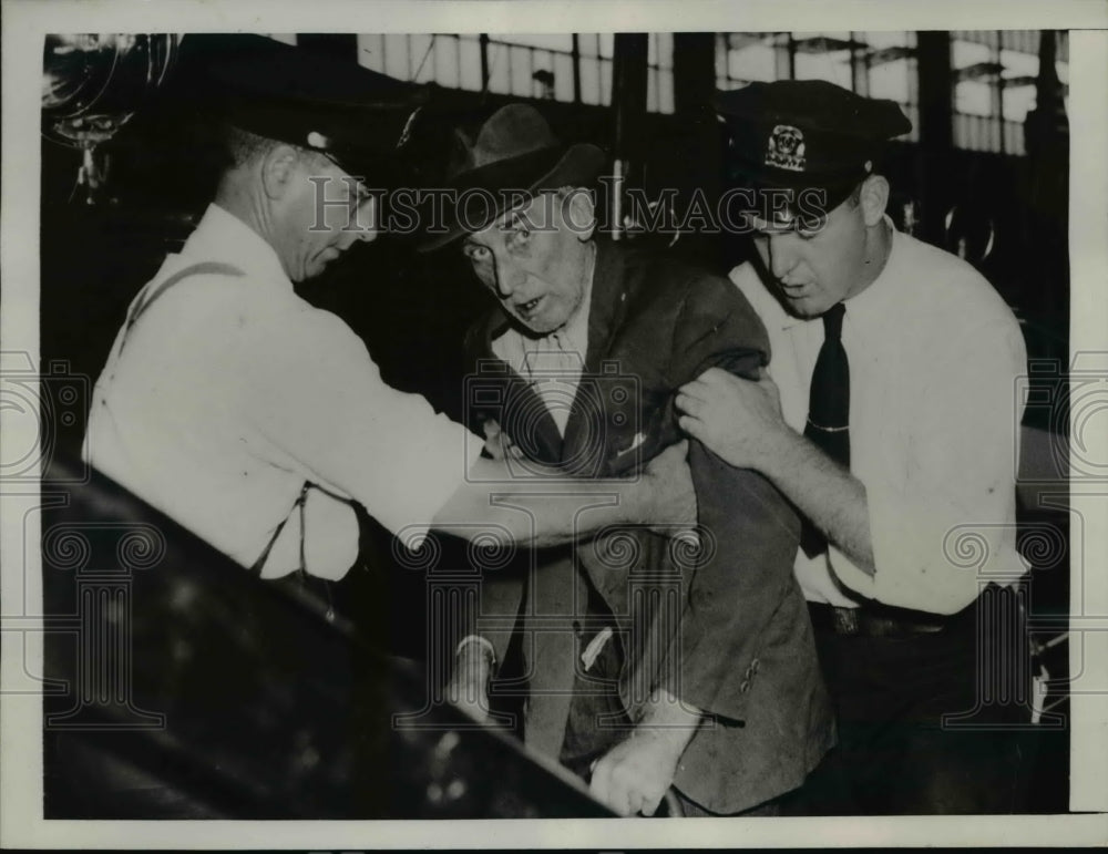 1941 Press Photo Eldred Oulton questioned for murdering Mrs. Jennie Nellie Bell - Historic Images