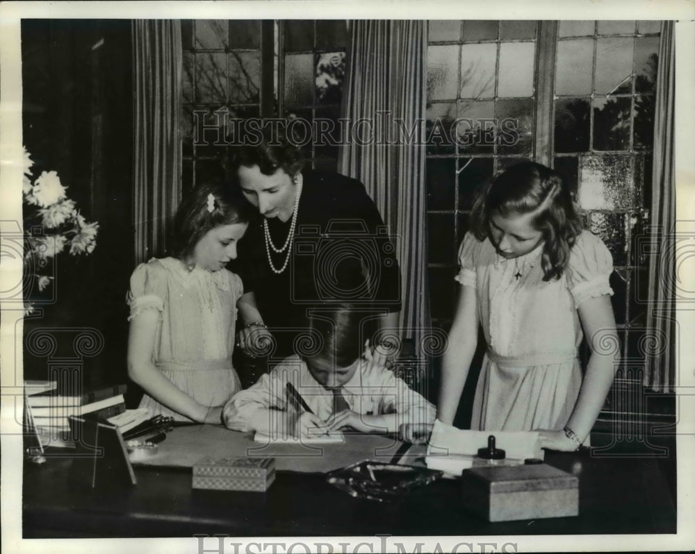 1943 Press Photo Prince Harald writing a letter to his Granddad - Historic Images