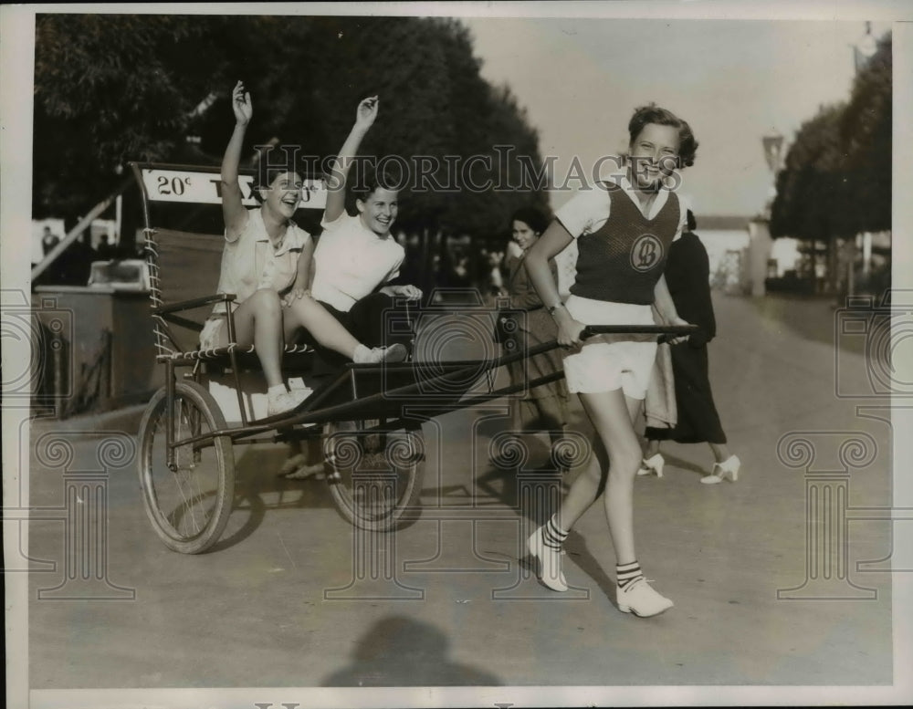 1935 Press Photo Charlotte Owens carrying Dorothy Pollard and Betty Rowe - Historic Images