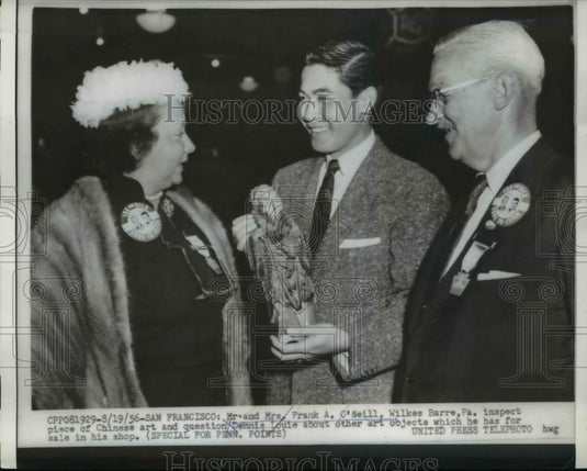 1956 Press Photo Mr. and Mrs. Frank O'Neill inspecting a piece of Chinese art - Historic Images