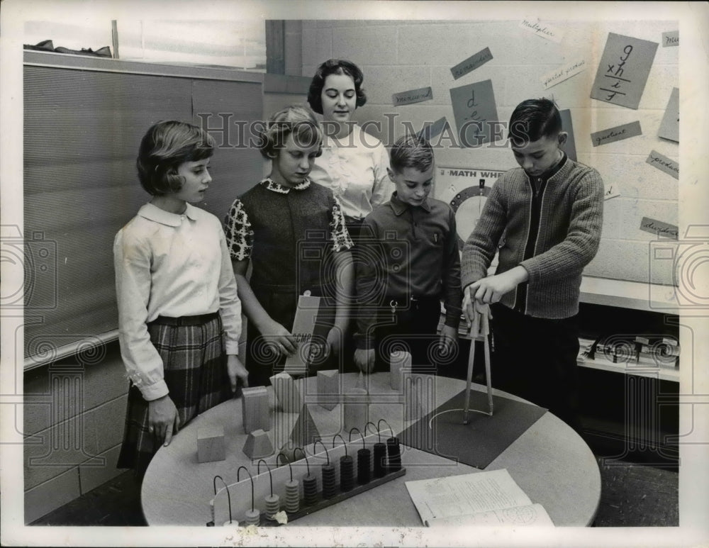 1964 Press Photo Brecksmith School Elementary during Math Class. - Historic Images