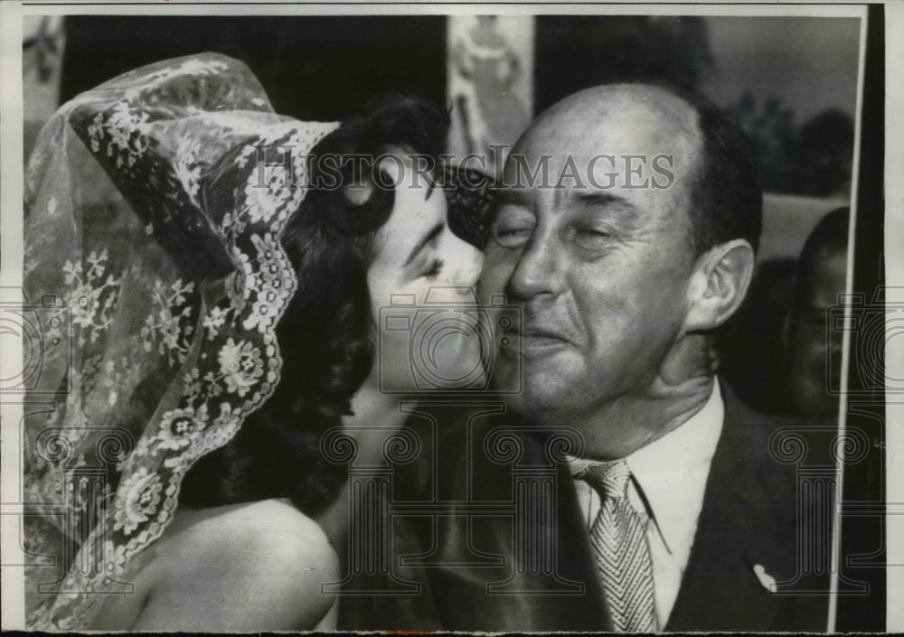 1956 Press Photo Angelina Ortiz kissed Gov. Adlai Stevenson at Town Plaza - Historic Images