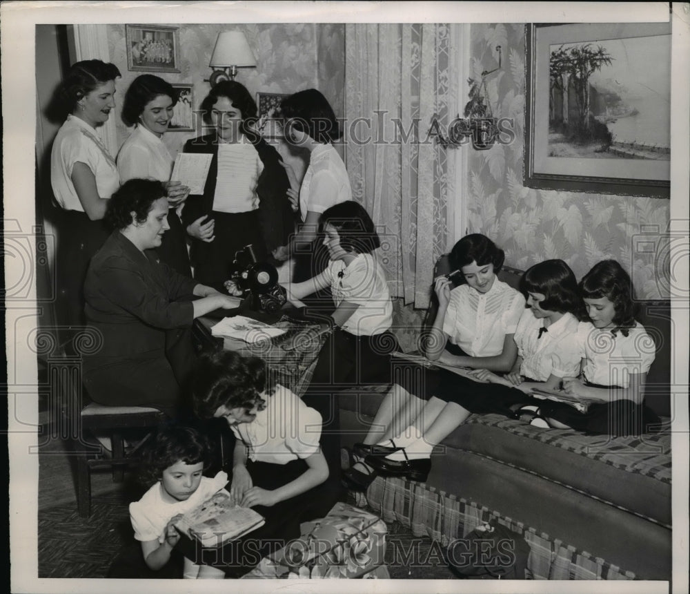 1953 Press Photo Mrs. Daniel O&#39;Neil helps Frances, Danielue, Julie, Mary, Jane - Historic Images