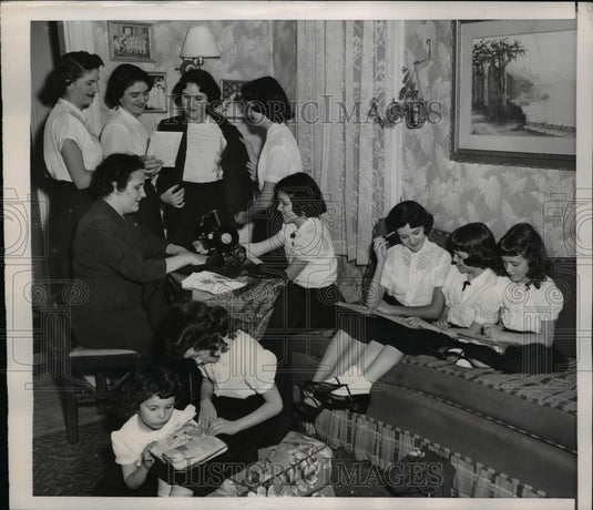 1953 Press Photo Mrs. Daniel O'Neil helps Frances, Danielue, Julie, Mary, Jane - Historic Images