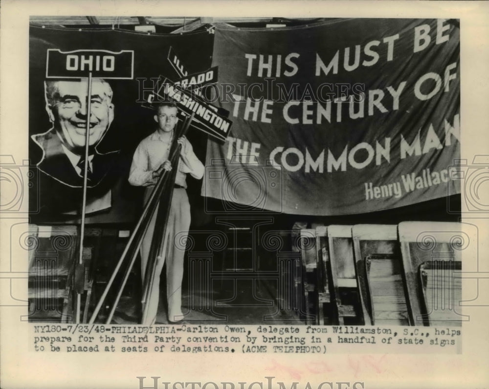 1948 Press Photo Williamston delegate Carlton Owen with state signs - Historic Images