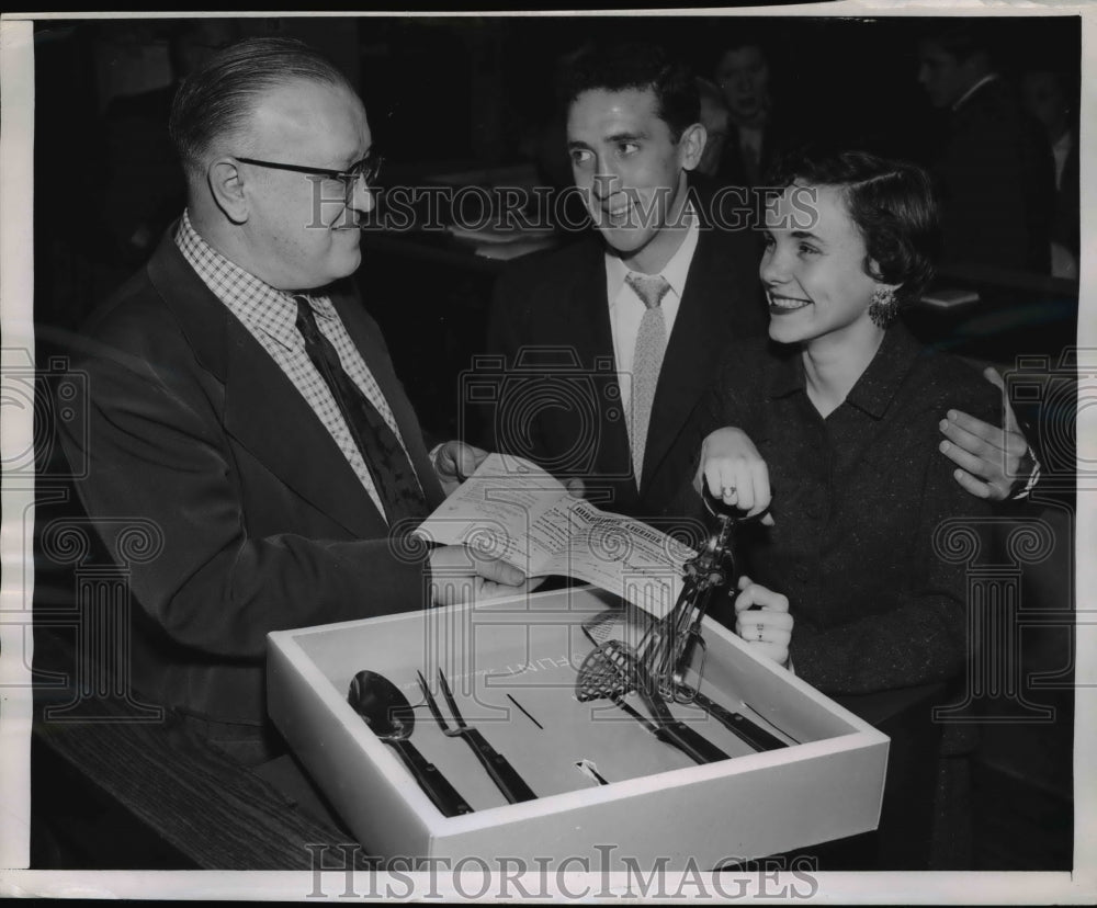 1955 Press Photo Geraldine Dolan &amp; William O&#39;Neil with gifts of Ekoo Products Co - Historic Images