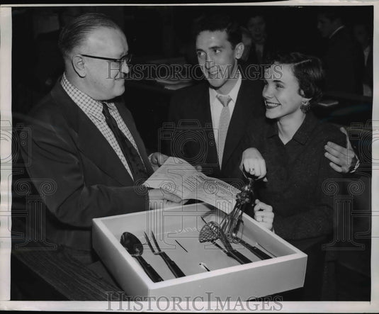 1955 Press Photo Geraldine Dolan & William O'Neil with gifts of Ekoo Products Co - Historic Images