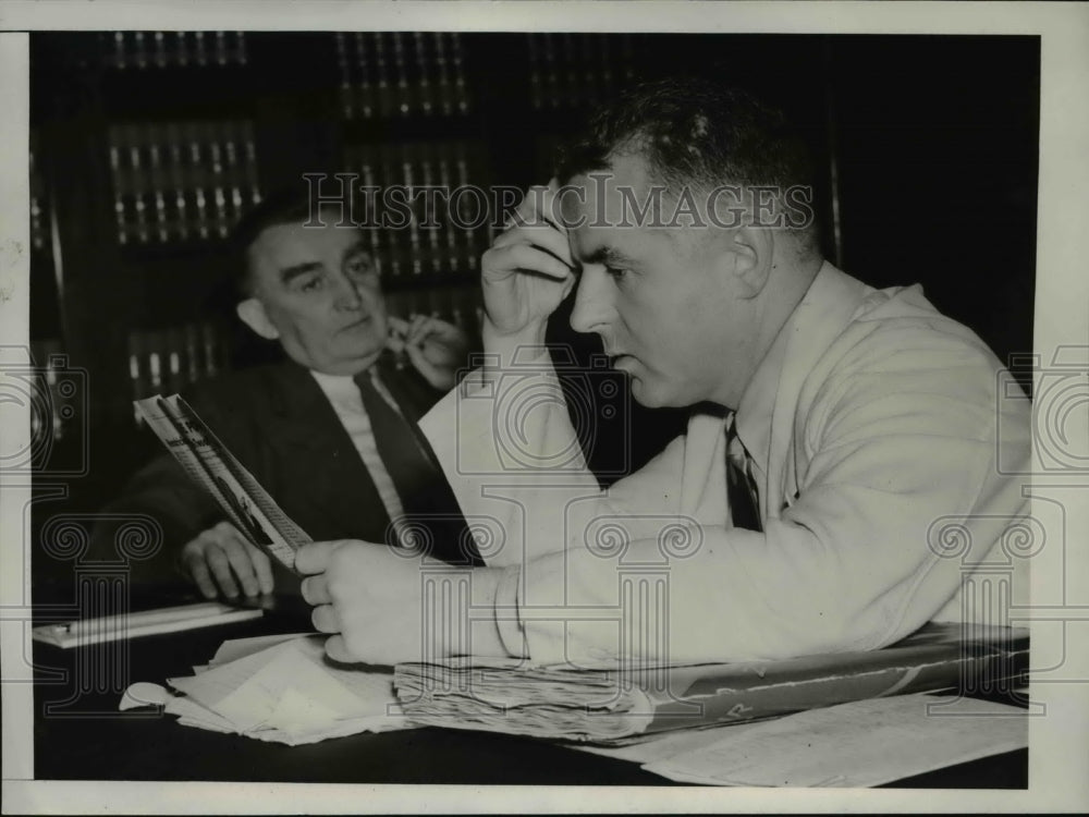 1941 Press Photo Robert C. McManus &amp; Sen. Joseph C. O&#39;Mahoney (left, background) - Historic Images